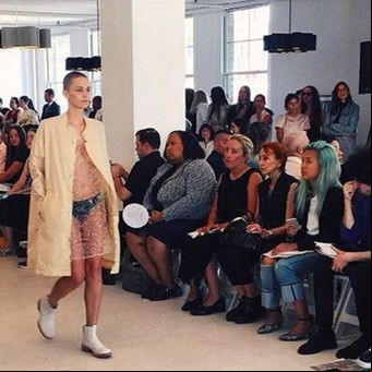Empezó a modelar con la cabeza rapada, mientras luchaba contra un cáncer