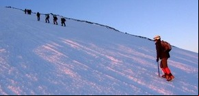 Un andinista cayó por una grieta en el volcán Lanín y pende de una cuerda a 3000 metros de altura