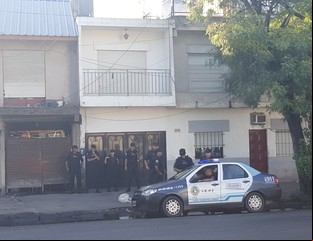 Triple fuga: una mujer quedó detenida tras un allanamiento en Ciudad Oculta