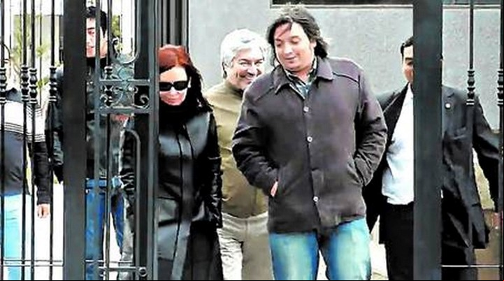 Otros tiempos: Máximo Kirchner y Lázaro Báez, junto a Cristina Kirchner, saliendo del Mausoleo