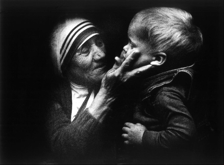 La madre Teresa de Calcuta sostiene a un niño durante su visita a Varsovia, en una imagen sin fechar./ EFE