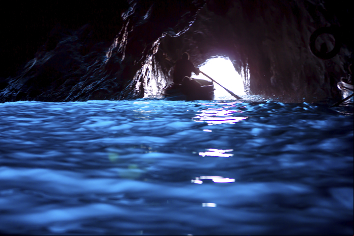 El significado del color azul en la psicología ¿Es tu favorito? Despierta siempre sensaciones positivas. Por ejemplo, en estas aguas de la Isla de Capri conocida como Gruta Azul./ Getty Images.
