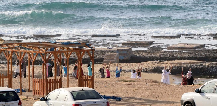 Mujeres libias practican yoga en las playas del Mediterráneo en Trípoli, para poder sobrellevar la dura realidad del país. / AFP