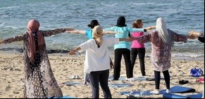 Yoga en la playa contra la opresión social y la amenaza yihadista