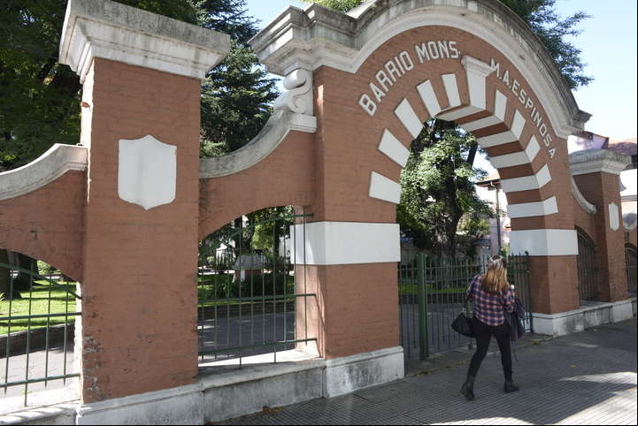 Entrada. Al Monseñor Espinosa, en Pedriel al 1200, Barracas. / Gerardo Dell'Oro