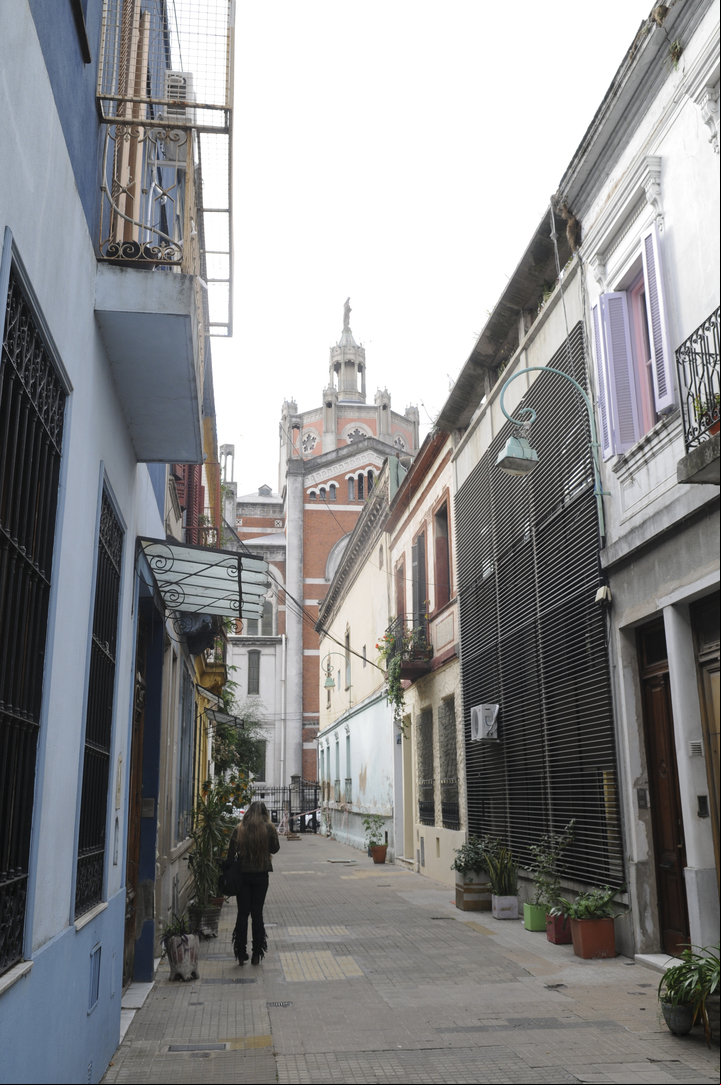 Vista. Desde el Pasaje San Carlos, se ve parte de la Basílica María Auxiliadora y San Carlos, construida entre 1900-10. / Diego Waldmann