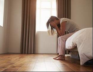 Por qué las mujeres necesitan dormir más