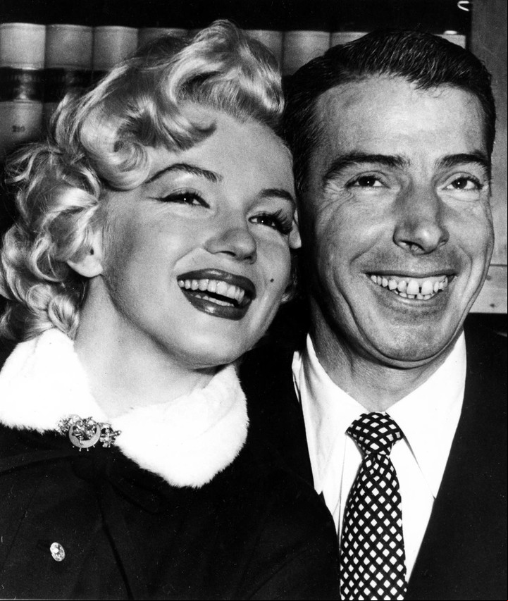 Marilyn Monroe: carrera, hitos del cine y vida personal. Marilyn y su segundo marido, Joe Dimaggio, gran jugador de béisbol. (AP)