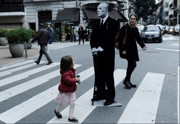 El asombro que causa la gigantografía de Borges en las Cinco Esquinas / Ariel Grinberg.