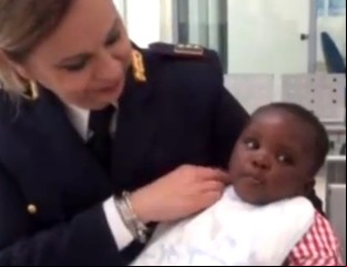 Favour, la beba nigeriana que llegó sola a Lampedusa, ya tiene una familia que la cuide