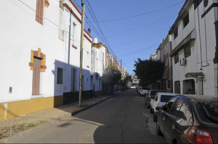 Otro caminito. Las calles angostas, en las Mil Casitas de Liniers. /Néstor García