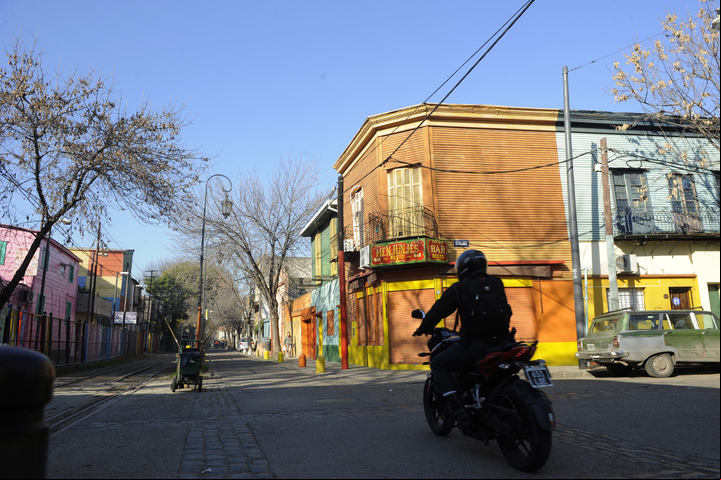 Garibaldi. Junto a las viejas vías, corre esta callecita con ejemplos de construcciones típicas del siglo XIX. (Gustavo Garello)