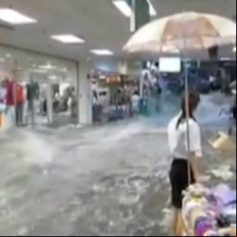 Un temporal arrasó un shopping en China