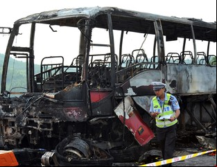 China: murieron 35 personas al incendiarse un micro
