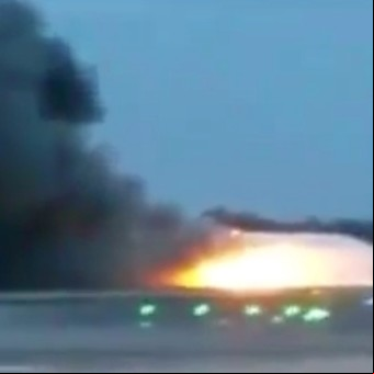 Un avión se incendia tras aterrizar de emergencia en Singapur