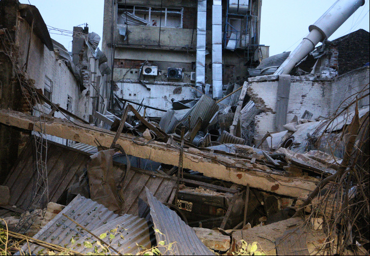 El derrumbe del Laboratorio Apolo, en Rosario, tras una explosión en 2016. Foto Juan José García