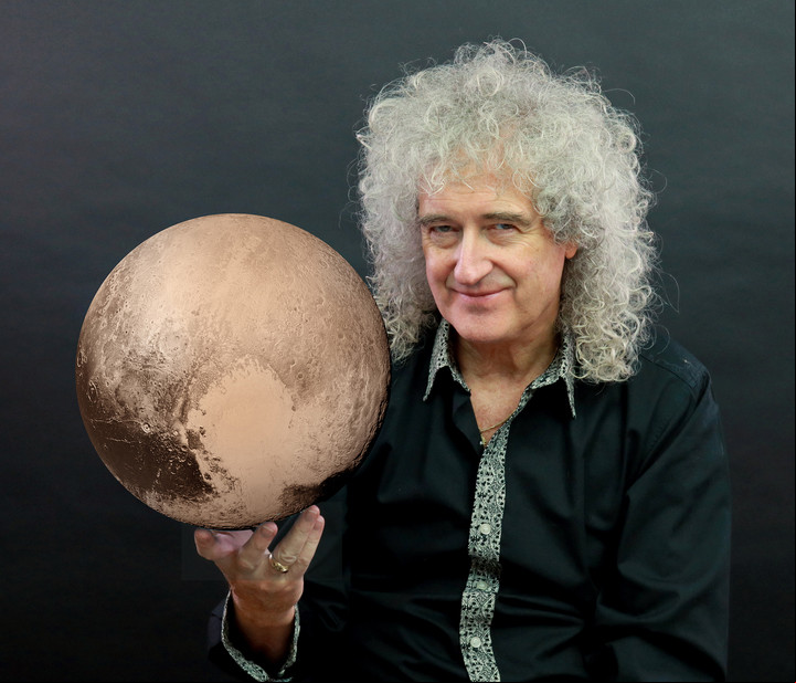 Brian May, el guitarrista, con los mismos rulos que en los comienzos, pero encanecidos.