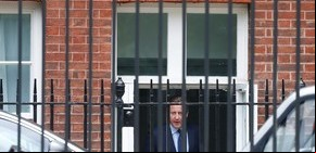 Cameron se despide del poder en una "emotiva" última reunión de gobierno