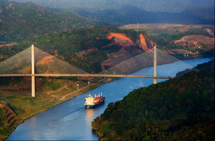 El Puente Centenario, que inauguró en 2004, cruza el corte Culebra, cerca de las esclusas de Pedro Miguel.
