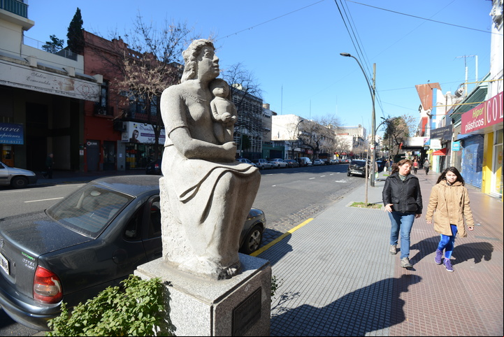 Entre los vecinos. Los trabajos, la mayoría de autores nacionales, están sobre las veredas de ambas manos de Boedo. Foto: Luciano Thieberger.