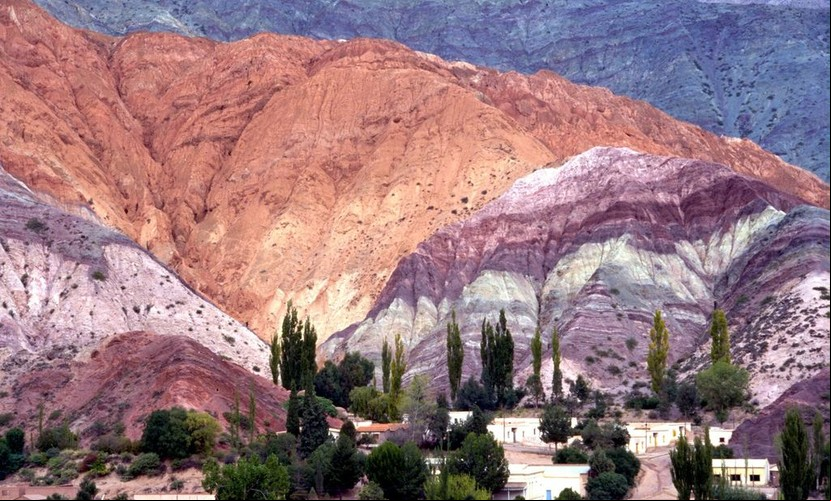 Cerro de los Siete Colores, cerca de Purmamarca, Jujuy. Lugares, frases y palabras típicas de la provincia.