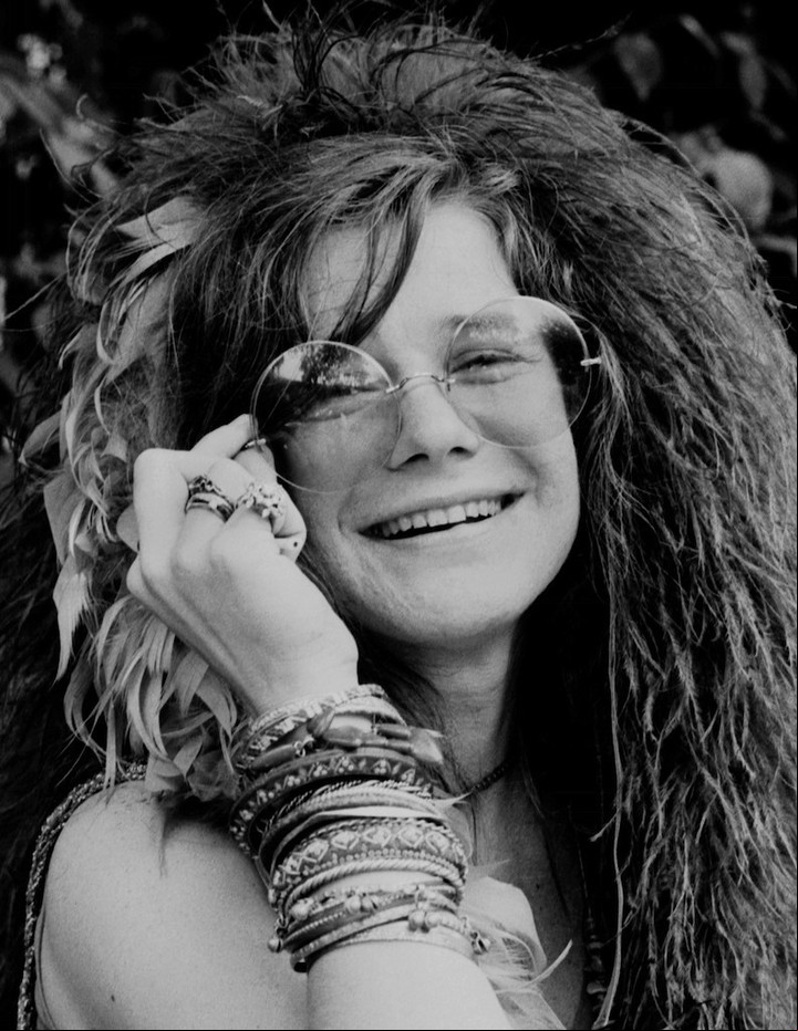 Su look reflejaba claramente la cultura hippie de fines de los 60.