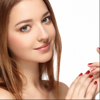 Maquillaje al natural: colores y brillos de esta temporada