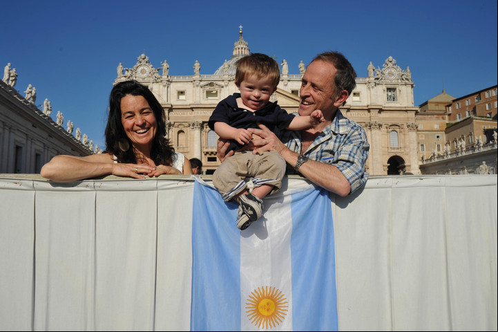 Mariano y Luz de las Carreras, de Bellavista,  con su hijo Santos en la Plaza San Pedro. (Víctor  Sokolowicz)
