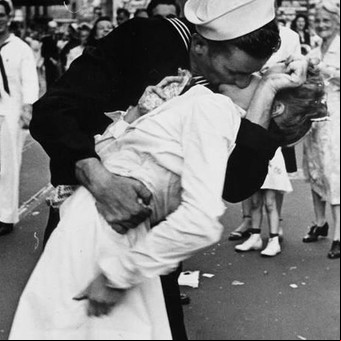 Quisieron prohibir la icónica foto "El beso" del fin de la Segunda Guerra porque "no fue un acto consensuado"