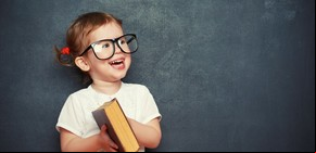Para la Real Academia, es correcto decir "subir arriba" y "bajar abajo"