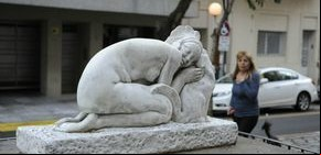 La escultura de Perón y Evita