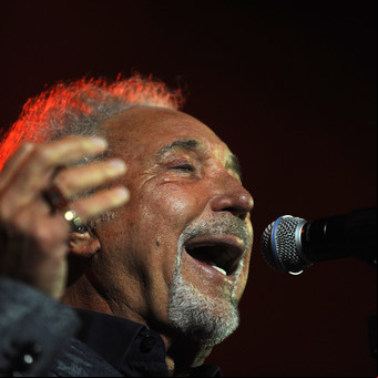Tom Jones, el obrero de la construcción cuya voz fue irada por Elvis Presley y Frank Sinatra, y a los 83 años sigue girando