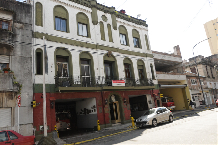 Cuartel de Bomberos. Es una de las asociaciones de socorros mutuos pioneras del barrio. La sede conserva autobombas antiguas, además de coquetos detalles arquitectónicos. En Brandsen 567. / Juan José Traverso