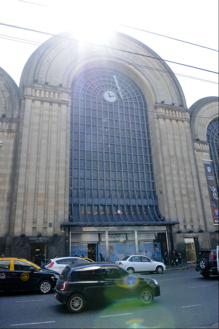Imponente. La nave central del ex Mercado Proveedor del Abasto, donde hoy funciona el shopping. / Néstor García