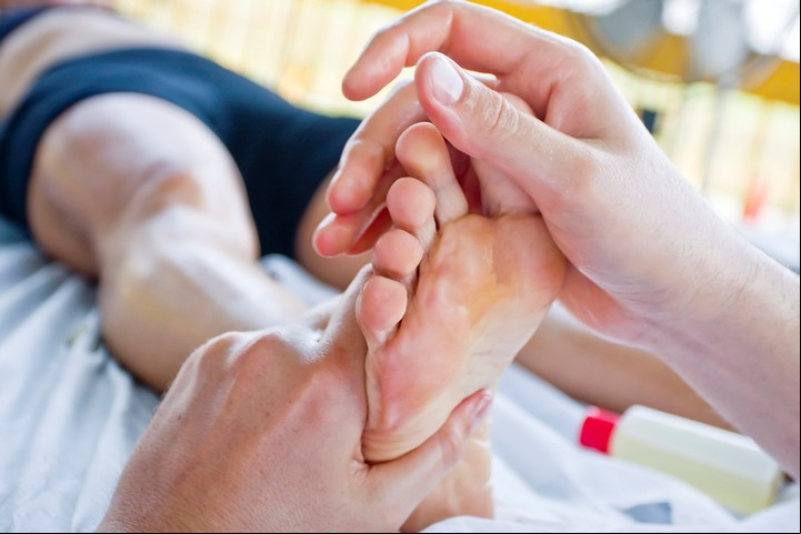 ¿Cómo evitar y disminuir los dolores de la diabetes? La falta de sensibilidad ante las ampollas o heridas de los pies puede ser un alerta grave en una diabético.