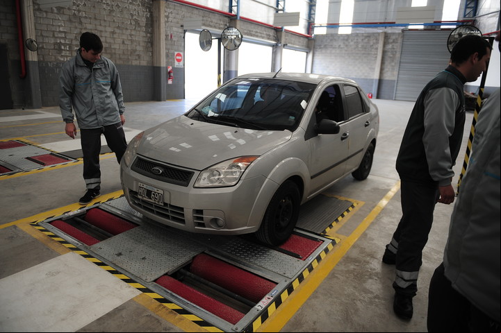 Las pruebas no dañan los autos y son las mismas en todas las plantas de verificación. Foto: Jorge Sánchez/Archivo.
