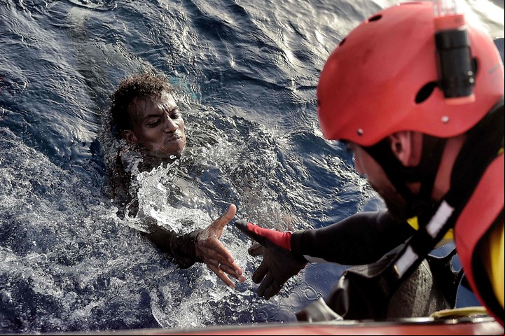 Más de 6.055 inmigrantes que intentaban entrar a Europa cruzando el Mediterráneo fueron rescatados. habían zarpado de las costas de Libia en precarias y sobrecargadas embarcaciones. AFP