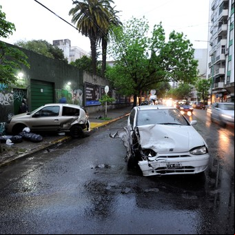 Manejaba borracho y chocó a tres autos estacionados en Almagro