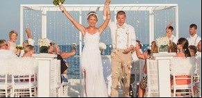 ¿Cómo se debe vestir para una boda en la playa?