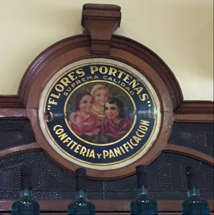Logo. Las tres chicas que simbolizan a las "flores porteñas", la panadería más antigua de Capital, ubicada en Once./ Archivo Clarín