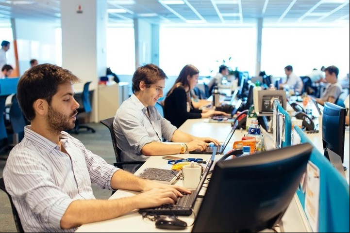 Los estudiantes pueden aplicar a distintas áreas de la empresa. Foto: Archivo.