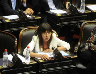 Conti defendió las carreras de galgos y estalló contra "los porteñitos"