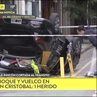 Violento choque entre un patrullero y un taxi en Balvanera: un herido