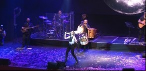 Soledad brindó un show exclusivo para celebrar las buenas compras