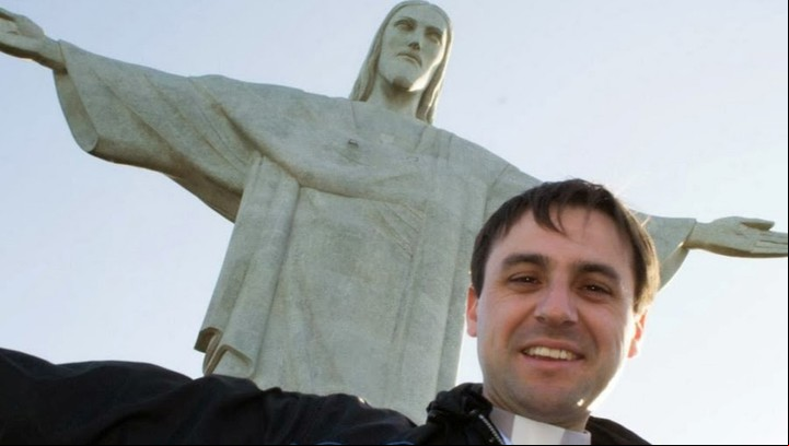 El sacerdote Marcio Peironi asume su paternidad y deja los hábitos