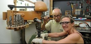 Carpintero solidario: hace juguetes de madera para chicos que están internados