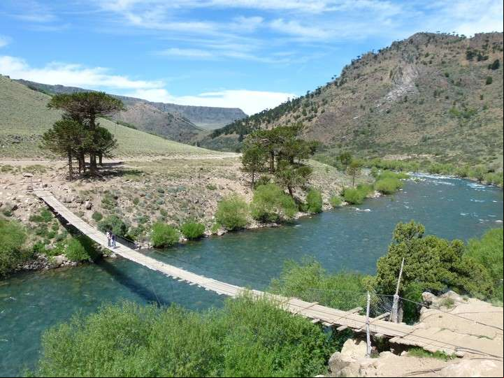 Un puente colgante sobre el río Aluminé, que en 2018 será sede del Mundial de Rafting.