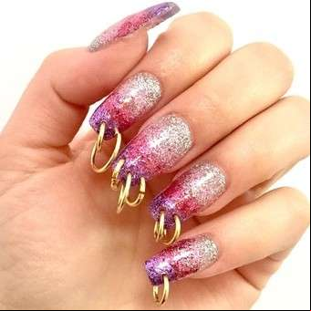 Ahora el piercing se usa en las uñas
