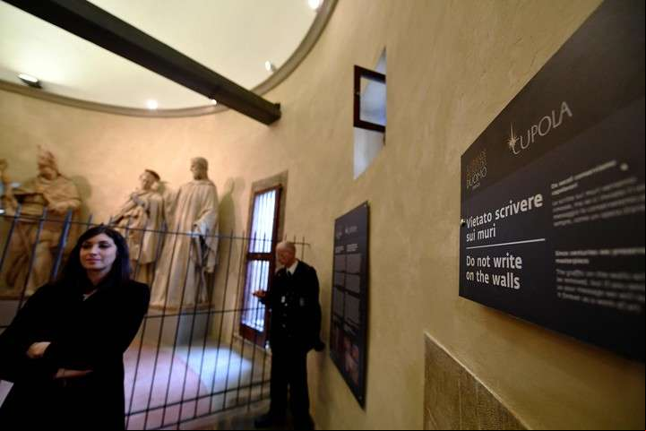 "No escriba en las paredes", dice un cartel en Santa Maria del Fiore cathedral (AFP PHOTO / VINCENZO PINTO)