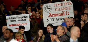 Jaque a Arsene Wenger, el último patriarca de la Premier